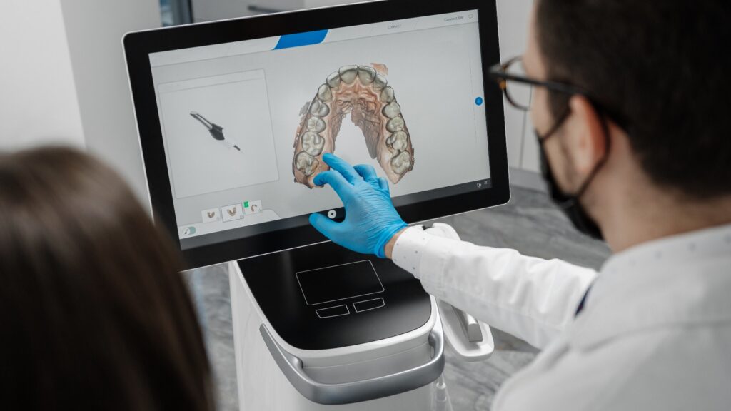 Digitaler Intraoralscan auf dem Bildschirm in der Zahnarztpraxis in Steglitz