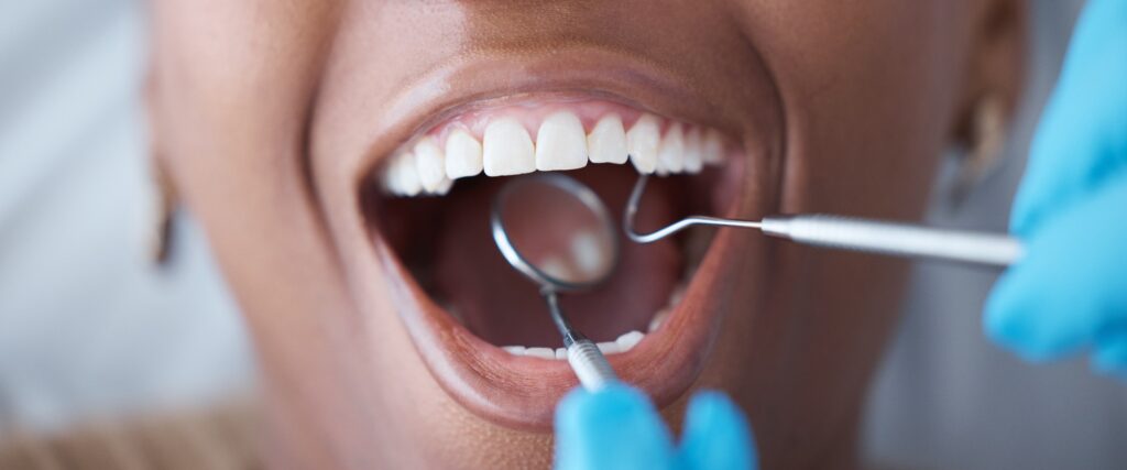 Zahnärztliche Untersuchung für Prophylaxe und Mundhygiene