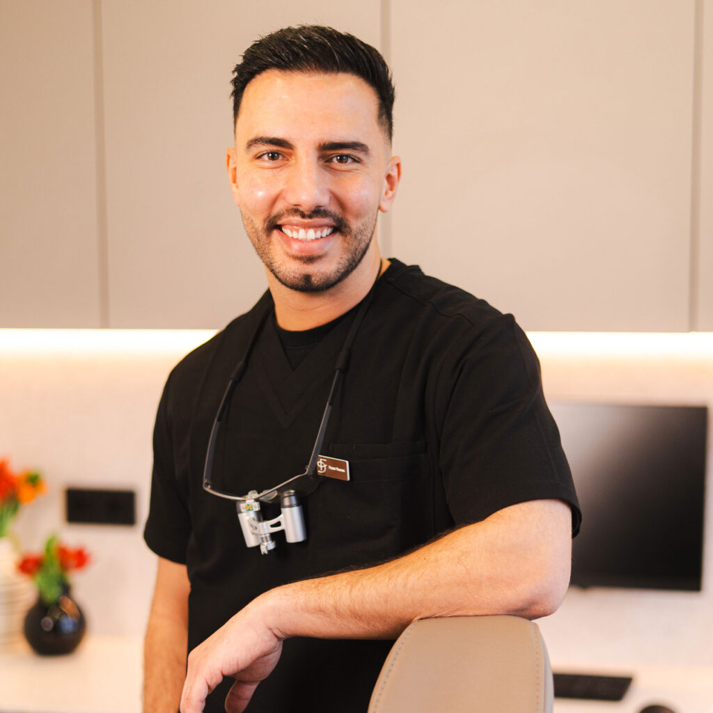 Zahnarzt Feras Younes von Feyo Dent im modernen Behandlungszimmer