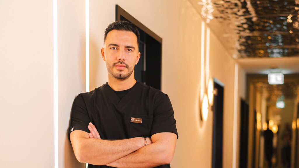 Zahnarzt Feras Younes der Zahnarztpraxis Feyo Dent im modernen Praxisflur